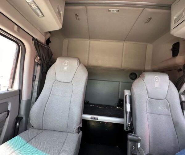 Kenworth T680. Año 2018 - Image 8