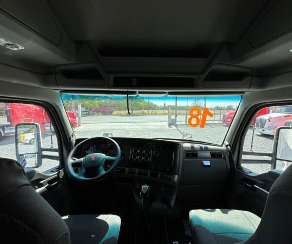 Kenworth T680. Año 2018 - Image 9