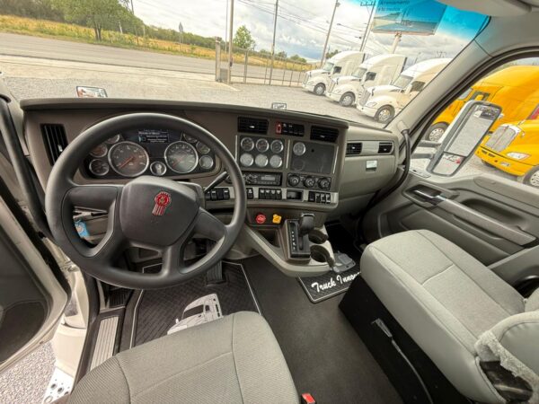 Kenworth T680 Day Cab Blanco 2019 - Image 2
